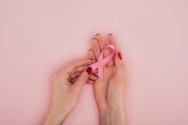 Mains avec ruban de sensibilisation au cancer du sein — Photo de stock