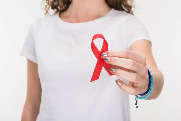 Mujer con cinta de sida roja - foto de stock
