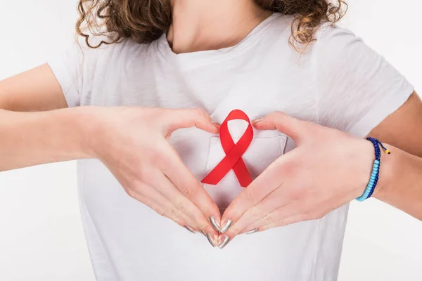 Femme avec ruban d'aides rouges — Photo de stock