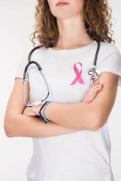 Жінка зі стетоскопом і стрічкою раку молочної залози — стокове фото