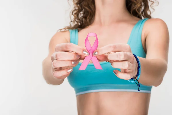 Mujer sosteniendo la cinta de cáncer de mama - foto de stock