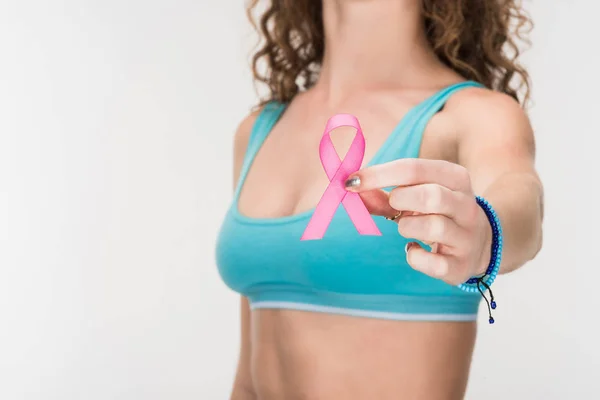 Mujer con cinta de cáncer de mama - foto de stock