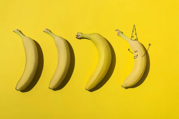 Bananas e chapéu de festa — Fotografia de Stock