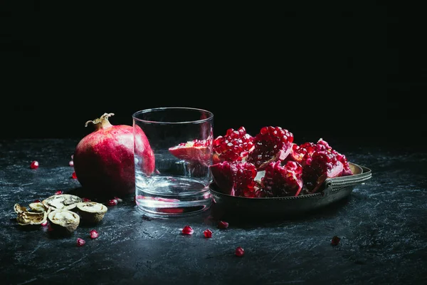 Leeres Glas und Granatäpfel — Stockfoto