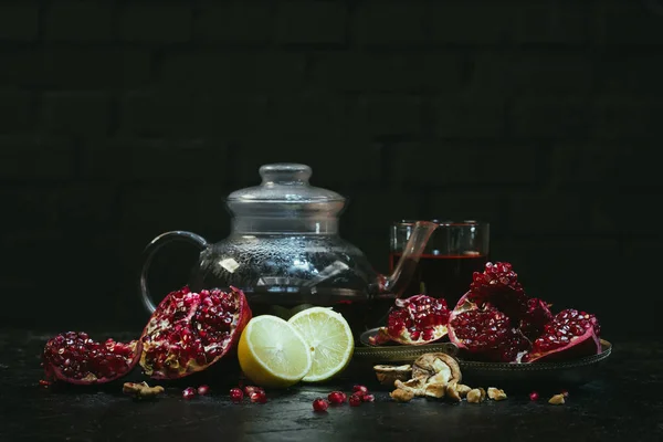 Teiera e bicchiere con succo di melograno — Foto stock