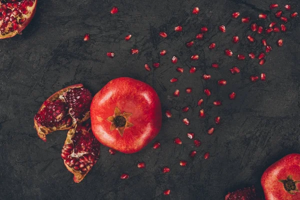 Pomegranate and seeds — Stock Photo