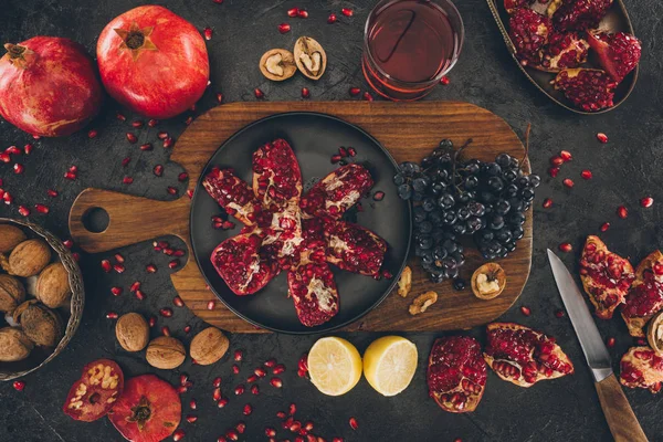 Preparation of homemade pomegranate juice — Stock Photo