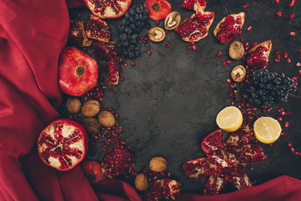 Frutas con nueces y tela roja - foto de stock