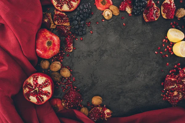 Frutas con nueces y tela roja - foto de stock