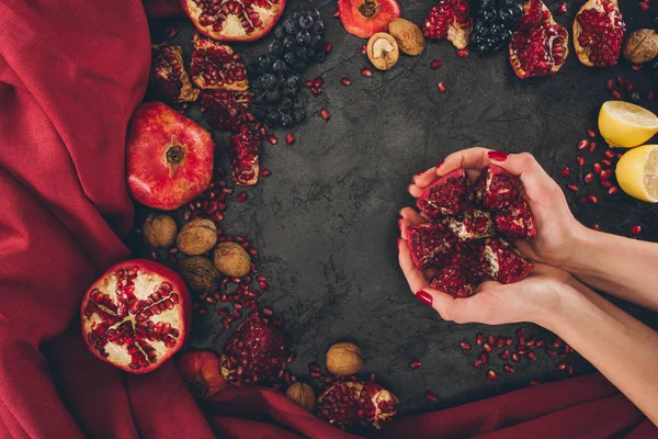 Frau mit Granatapfel — Stockfoto