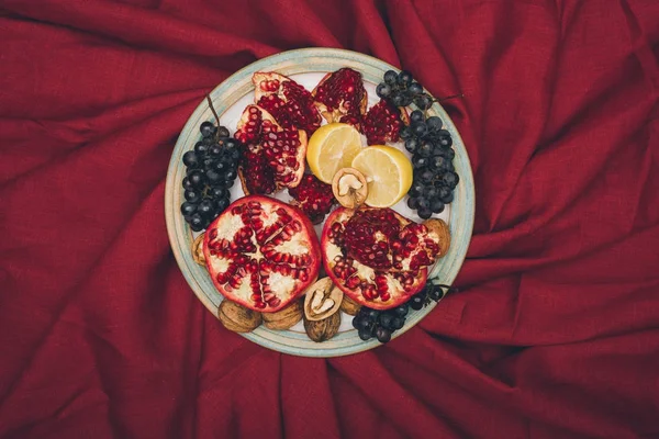 Assiette avec différents fruits — Photo de stock