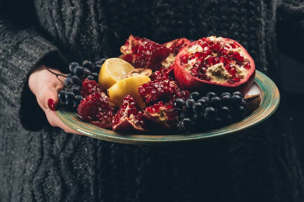 Piatto donna con frutta in mano — Foto stock