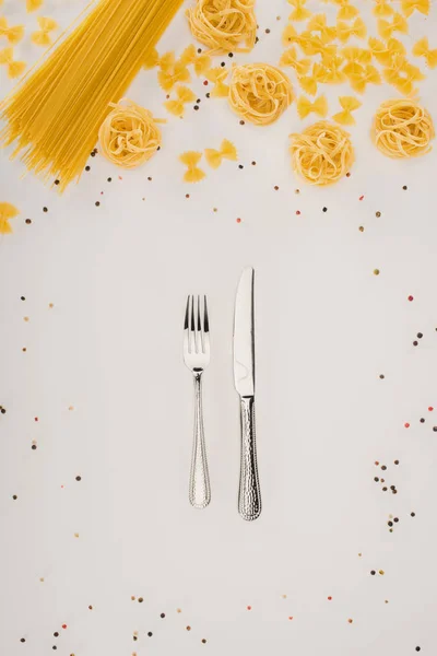 Macarrão e talheres — Fotografia de Stock