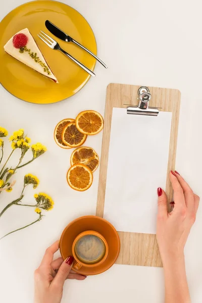 Mains avec café et menu blanc — Photo de stock