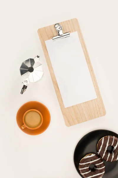 Blatt Papier auf Klemmbrett und Dessert — Stockfoto