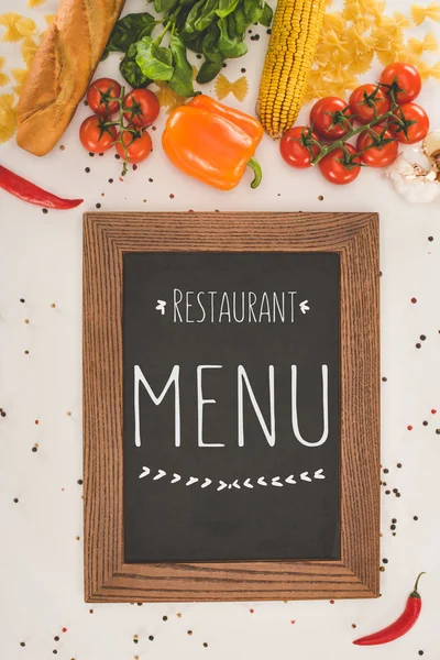 Speisekarte im Restaurant und frisches Gemüse — Stockfoto