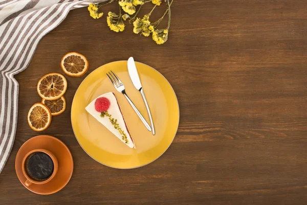 Delicious cake and cup of coffee — Stock Photo