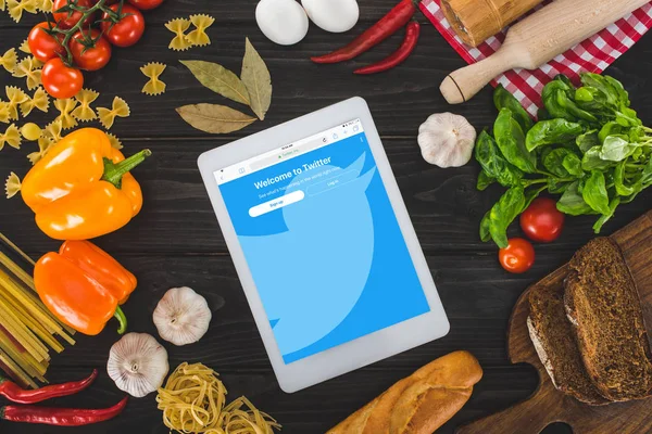 Tablet digitale e ingredienti freschi — Foto stock