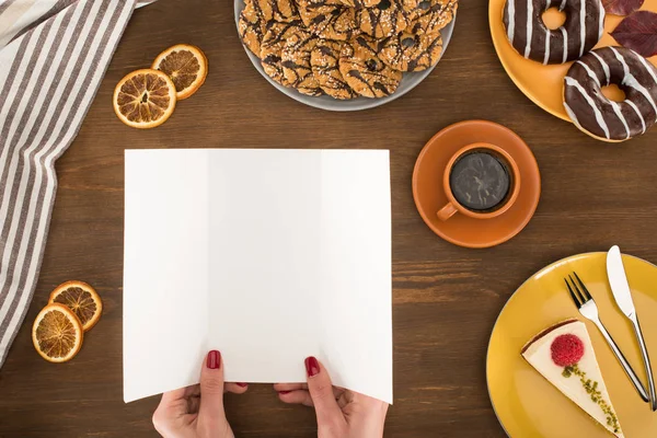 Menu em branco nas mãos — Fotografia de Stock