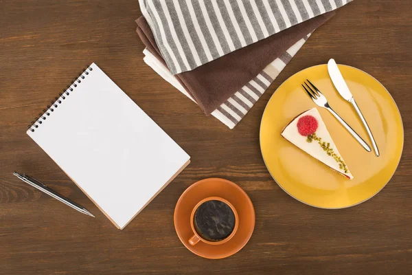 Delicioso pastel y una taza de café - foto de stock