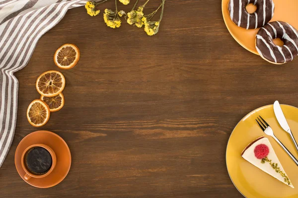 Pâtisseries fraîches et café — Photo de stock