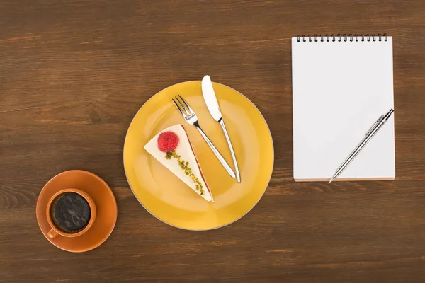 Caderno, bolo e xícara de café — Fotografia de Stock