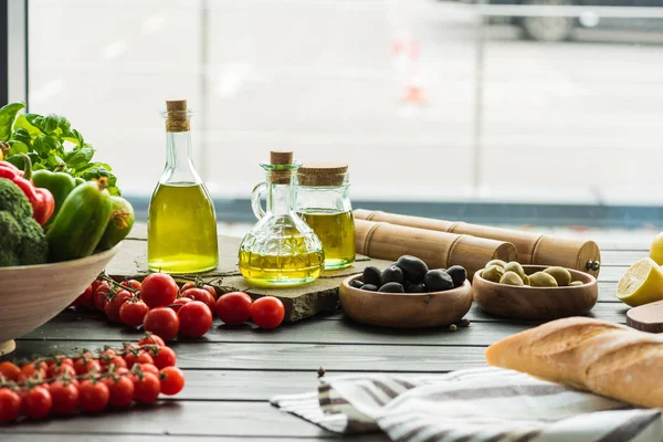 Olivenölflaschen mit Gemüse — Stockfoto