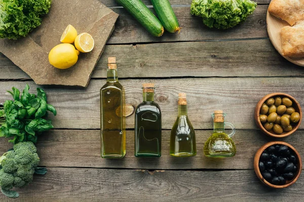 Botellas de oliva en la mesa - foto de stock