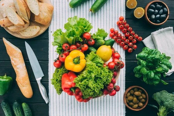 Hortalizas en la mesa - foto de stock