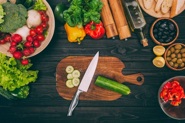 Tábua de corte com legumes — Fotografia de Stock