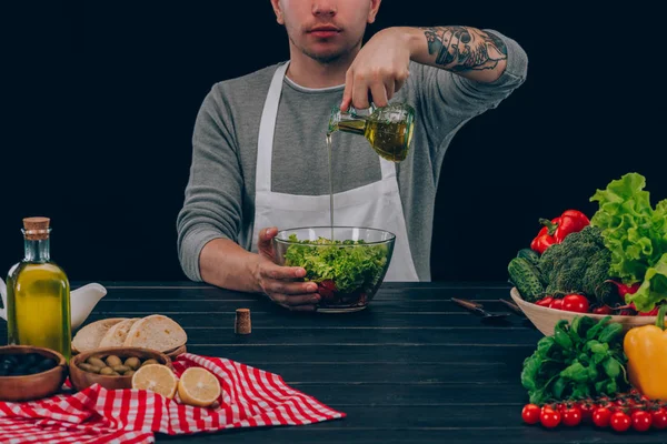 Homme verse de l'huile dans un bol — Photo de stock