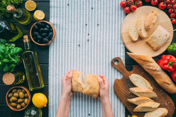 Mani che tengono il pane — Foto stock