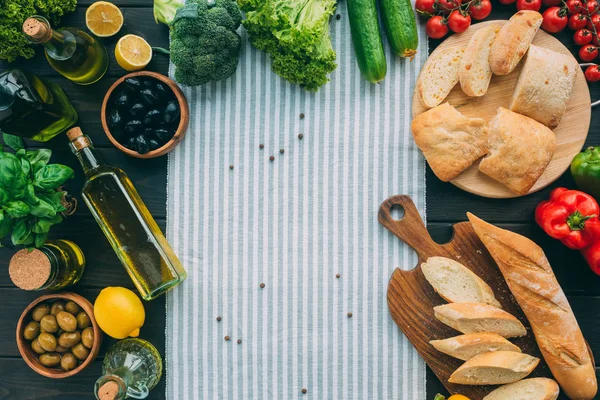 Hortalizas en la mesa - foto de stock