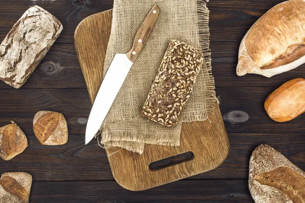 Многозерновой хлеб — стоковое фото