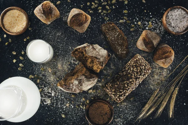 Pane e latte biologici fatti in casa — Foto stock