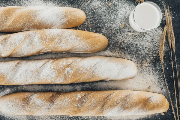 Baguettes y leche - foto de stock