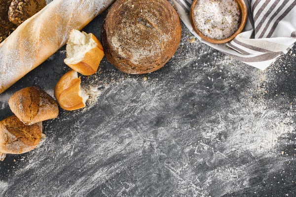 Assortimento di pane fatto in casa — Foto stock