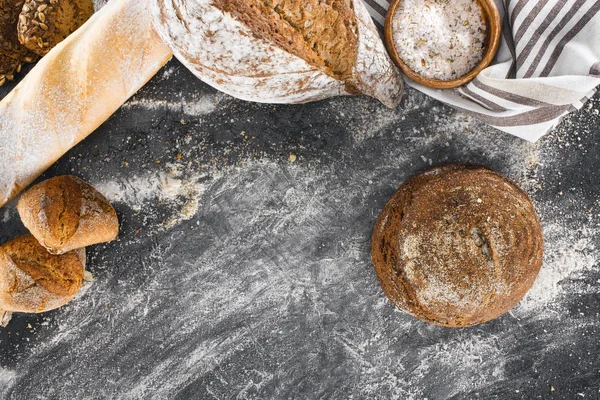 Auswahl an selbstgebackenem Brot — Stockfoto