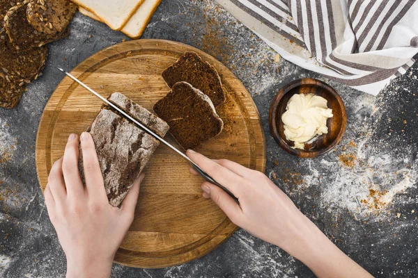 Pessoa que corta pão — Fotografia de Stock