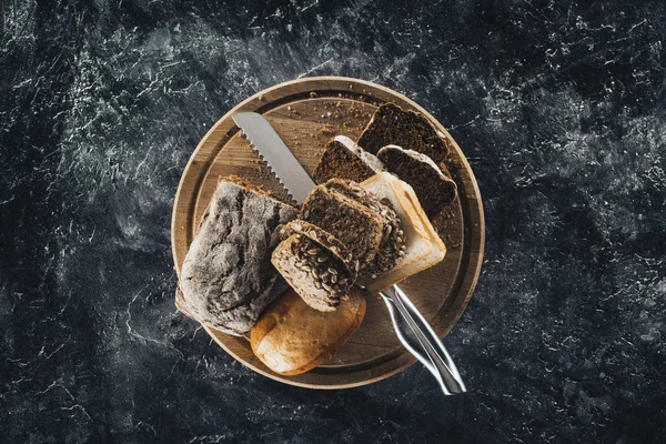 Bread and knife on cutting board — Stock Photo