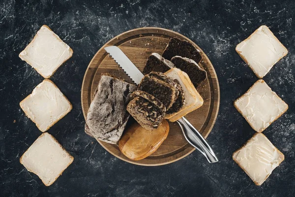 Tostadas con mantequilla y pan multigrano - foto de stock