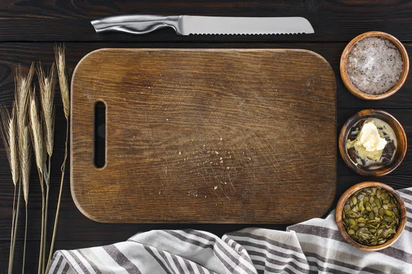 Cutting board and knife — Stock Photo