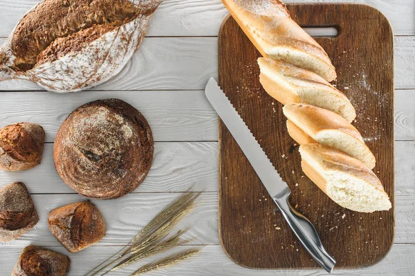 Baguette e coltello affettati — Foto stock