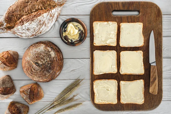 Tostadas con mantequilla y pan multigrano - foto de stock