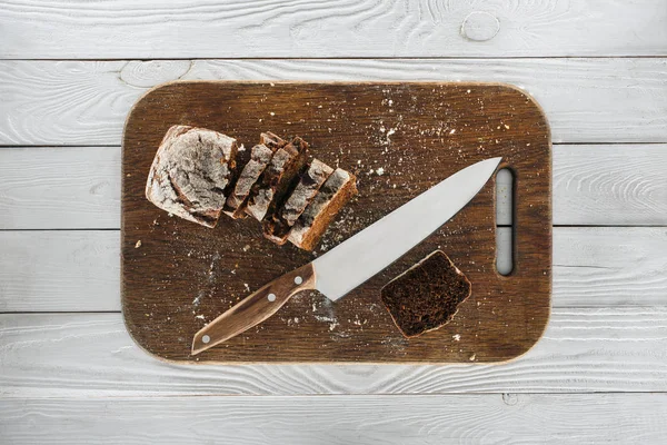 Pain et couteau tranchés — Photo de stock