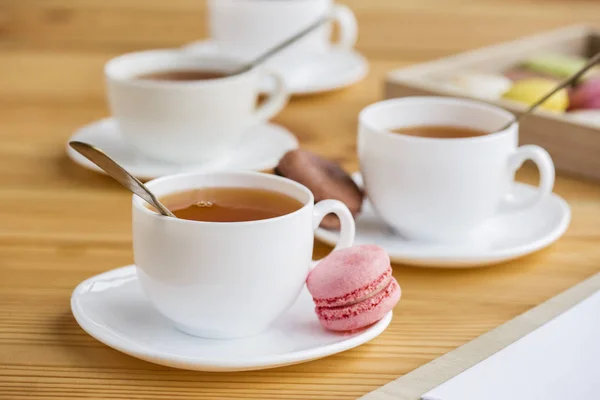 Teeservice und Macarons — Stockfoto