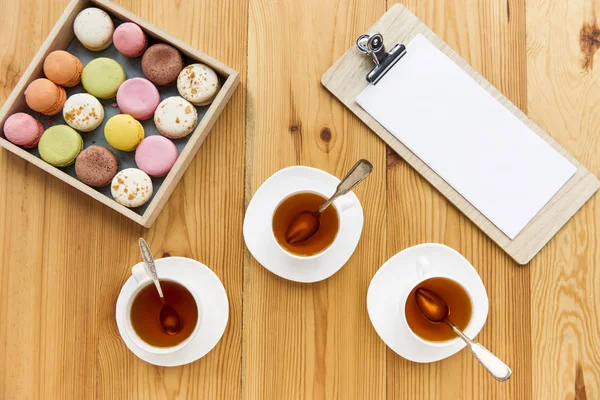 Conjunto de chá e macarons — Fotografia de Stock