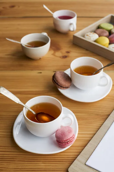 Juego de té y macarrones - foto de stock