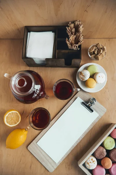 Juego de té y macarrones - foto de stock