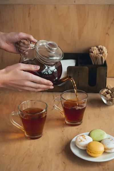 Persona que vierte té - foto de stock